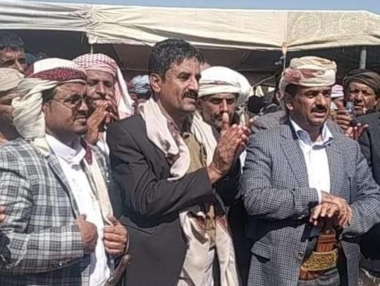 زعيم قبلي بارز يطالب من وسط حشود كبيرة بإقالة محافظة شبوة وتعيين آخر "يلم الصف"