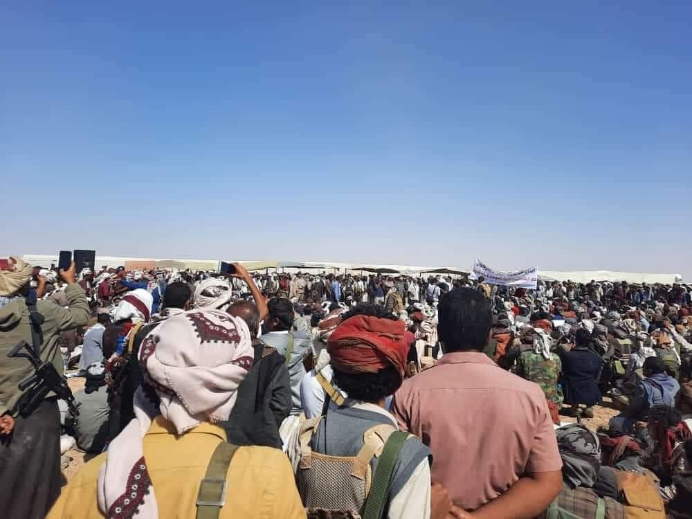 شبوة.. المئات من ابناء القبائل يحتشدون تلبية لدعوة شيخ قبلي بارز (صور)