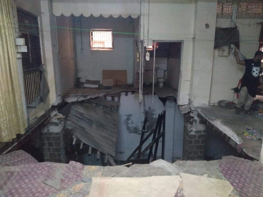 إصابة 3 اشخاص احدهم في حالة خطر اثر انهيار بناية سكنية متهالكة في عدن