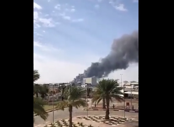شاهد بالفيديو.. الصور الأولية للهجوم الذي تعرضت له أبوظبي وتبناه الحوثيون
