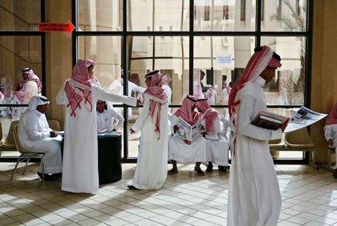 وزير يمني سابق يكشف عن عدد الطلبة اليمنيين الدارسين في السعودية وسفير المملكة يرد