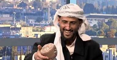 شاب يمني بترت قدمه إثر إصابته بطلق ناري "خاطئ"...فصنع لنفسه "طرفا صناعيا" (فيديو)