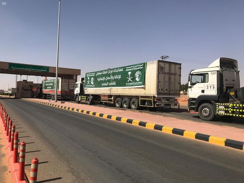 20 شاحنة سعودية تعبر منفذ الوديعة متوجهة إلى اليمن