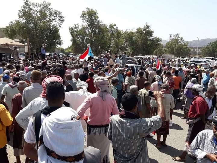 عدن...عشرات الموالين لـ"الانتقالي" ينظمون وقفة احتجاجية رفضا لتردي الخدمات وانقطاع المرتبات