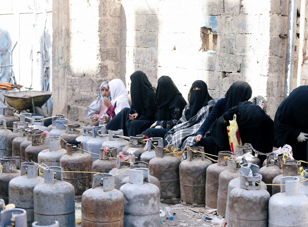 الحوثيون يكشفون أسباب أزمة الغاز في منازلهم ويحذرون من تفاقمها