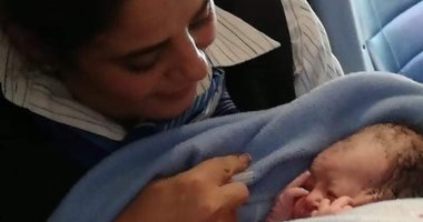 "مصر للطيران" تهدي يمنية أنجبت مولودتها في سماء المانيا هدية ثمينة
