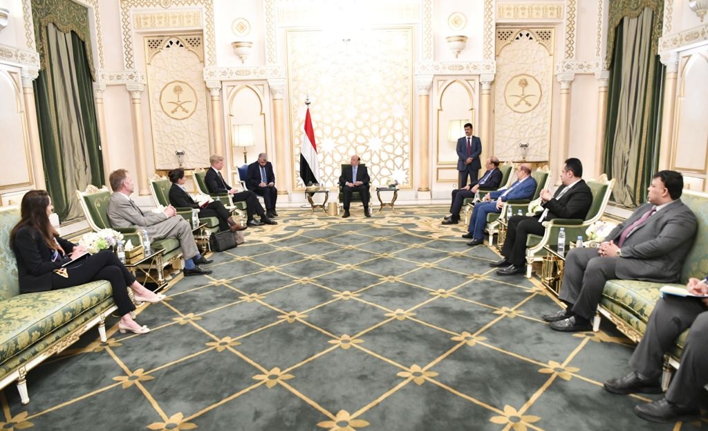 الرئيس اليمني يؤكد تقديم الدعم الكامل للمبعوث الأممي الجديد ويوضح شروط إحلال السلام في اليمن