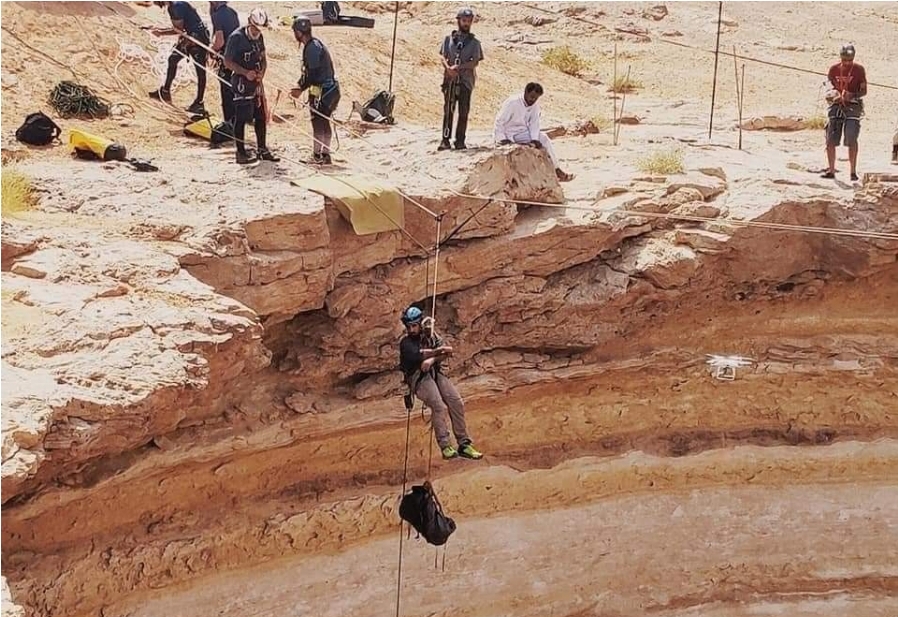 فريق عماني يفك اسرار بئر "برهوت" في محافظة المهرة اليمنية"صور من الداخل"