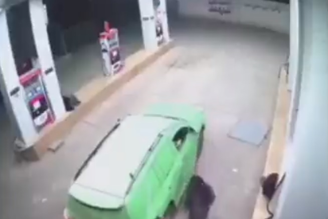 شاهد بالفيديو..مشرف حوثي يسرق الوقود من إحدى المحطات..ونشطاء يعلقون: سرقو البترول وهربوا  يارسول الله