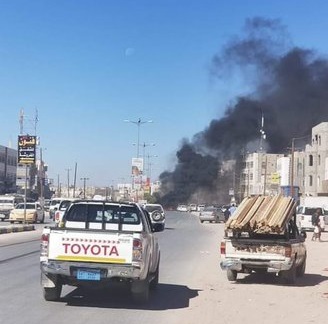 أفراد من الأمن يقطعون الطريق الرئيسي في شبوة احتجاجاً على تأخر مرتباتهم (صور)