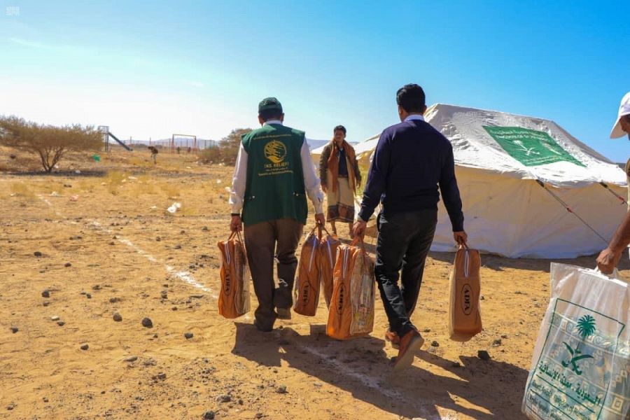 مركز الملك سلمان يوزع مواد إيوائية للنازحين من إب إلى مأرب