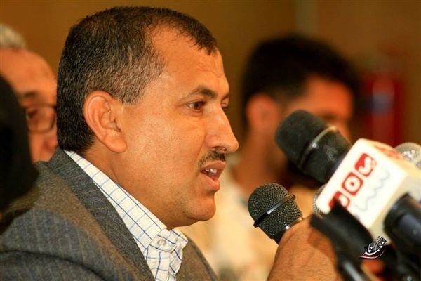 قيادي إصلاحي يسخر من رفض الانتقالي وعدد من الأحزاب لقرارات الرئيس هادي