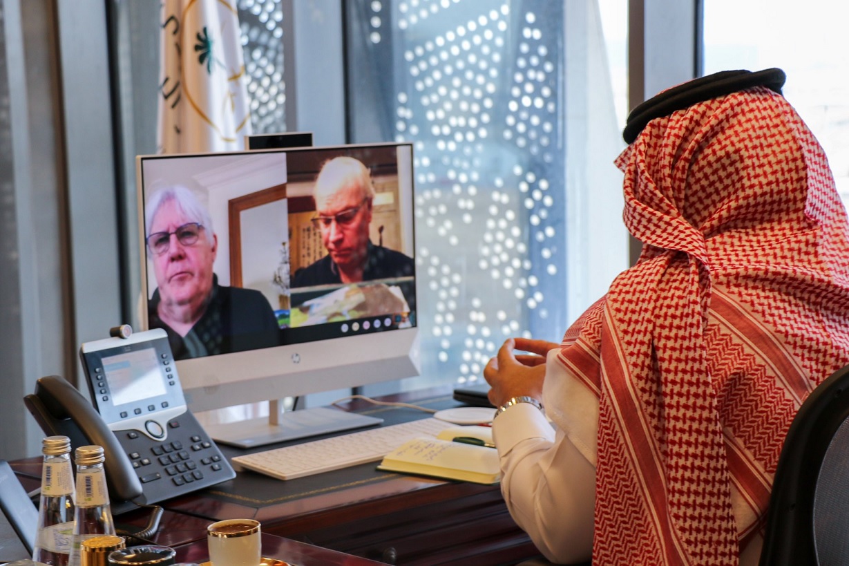 قبل ساعات من تقديم إحاطته لمجلس الامن...آل جابر يبحث مع غريفيث تصعيد الحوثيين 