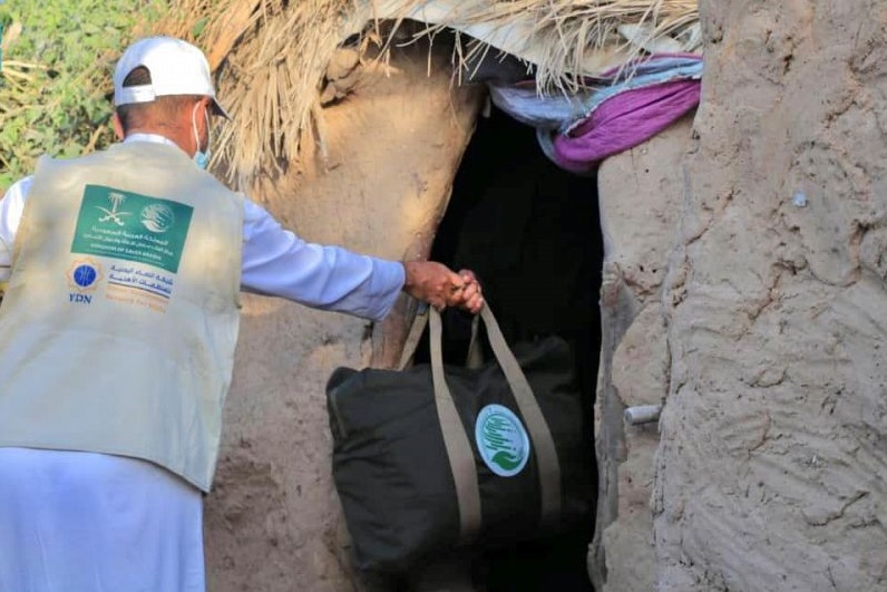 مركز سعودي يوزع مواداً إغاثية وغذائية في 3 محافظات يمنية