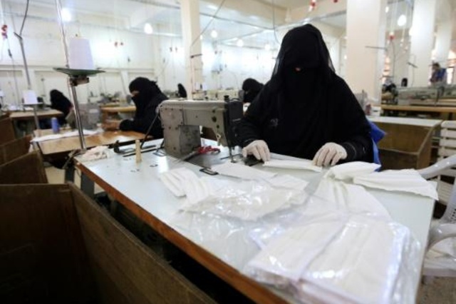 20 يمنية يعدن الحياة إلى أقدم مصنع للنسيج ويسابقن الوقت لخياطة كمامات خشية وصول كورونا