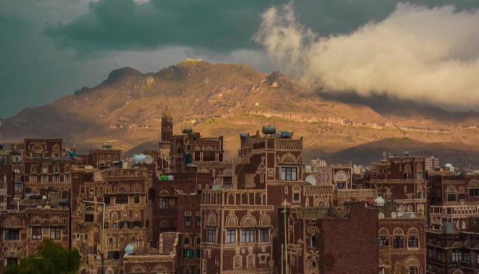شاهد الصورة.. نسور عملاقة تملأ شوارع صنعاء وتظهر إلى جانب المواطنين
