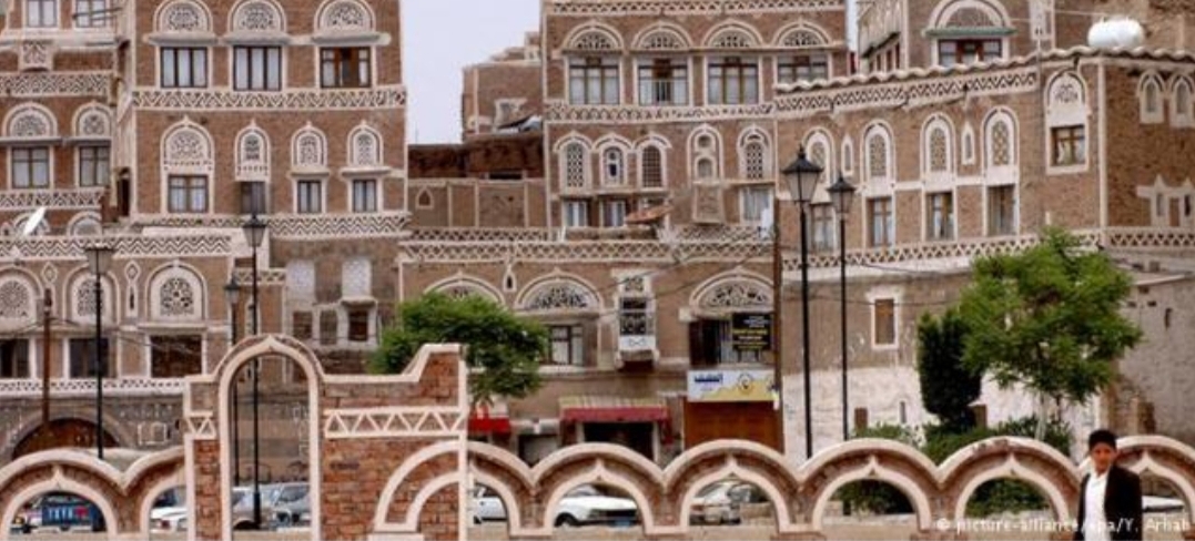 أعيش في دولة خليجية وعندي أهل في اليمن محتاجين هل يجوز إعطائهم الزكاة؟الشيخ يجيب