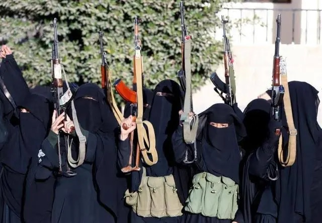 زينبيات الحوثي يطاردن ملابس واستراحات النساء في صنعاء استجابة لشقيقة زعيم الميليشيا