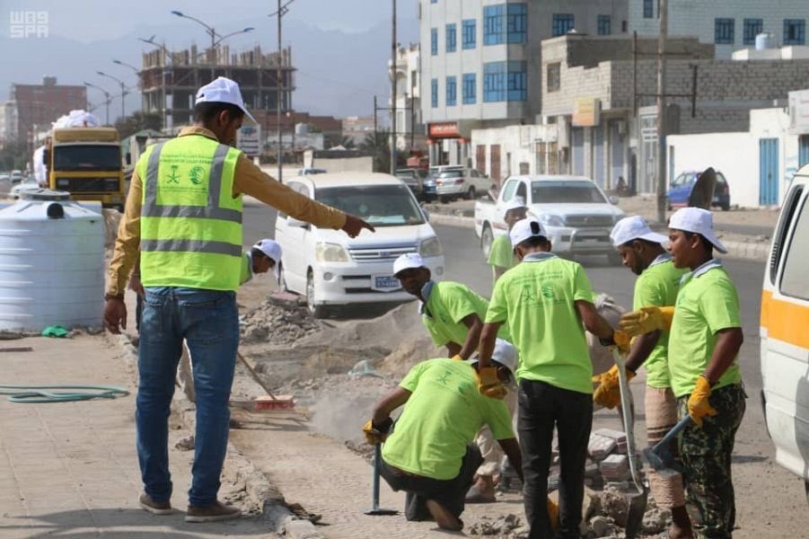 مركز سعودي يواصل تنفيذ مشروع الاستجابة الطارئة للنظافة في عدن