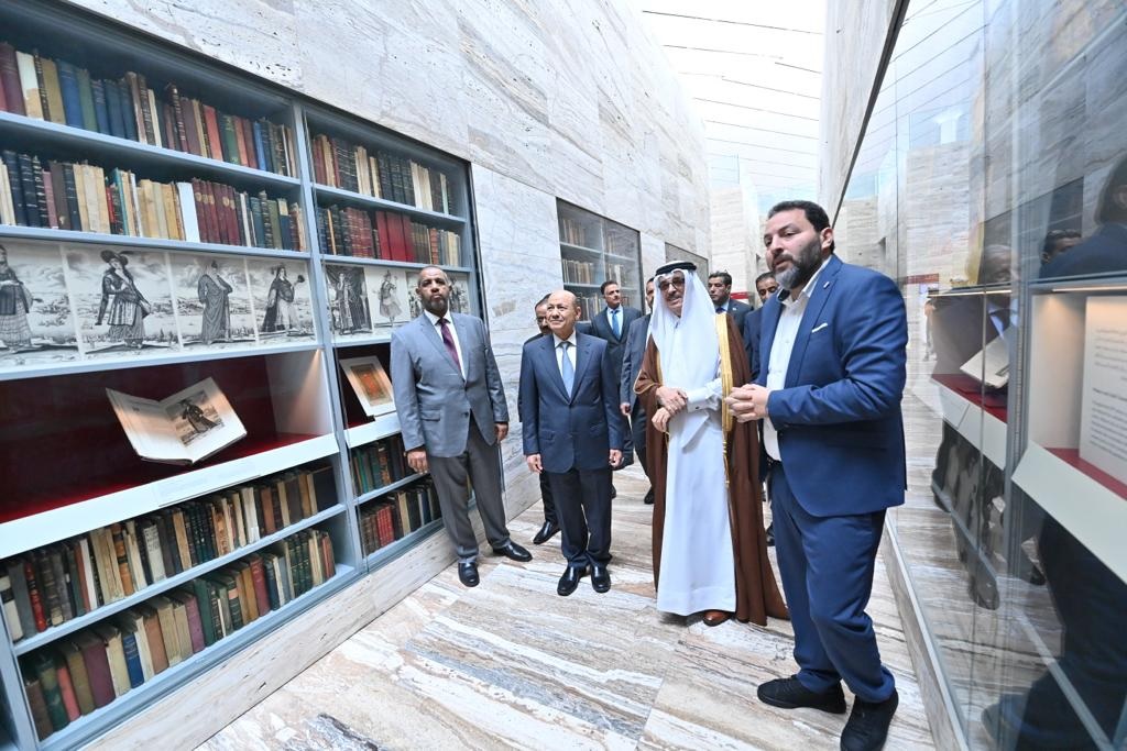 رئيس مجلس القيادة الرئاسي اليمني يزور مكتب قطر الوطنية
