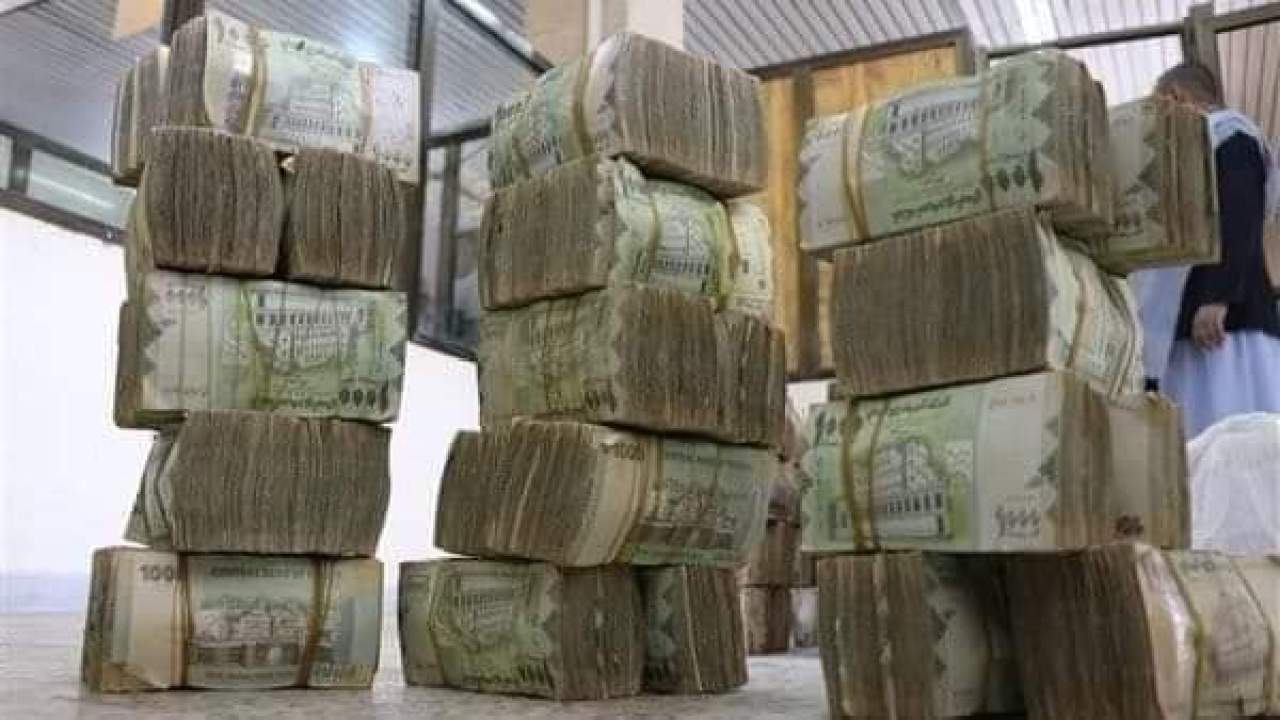 بدء صرف «نصف راتب» لهذه الفئات من موظفي الدولة عبر مكاتب البريد!