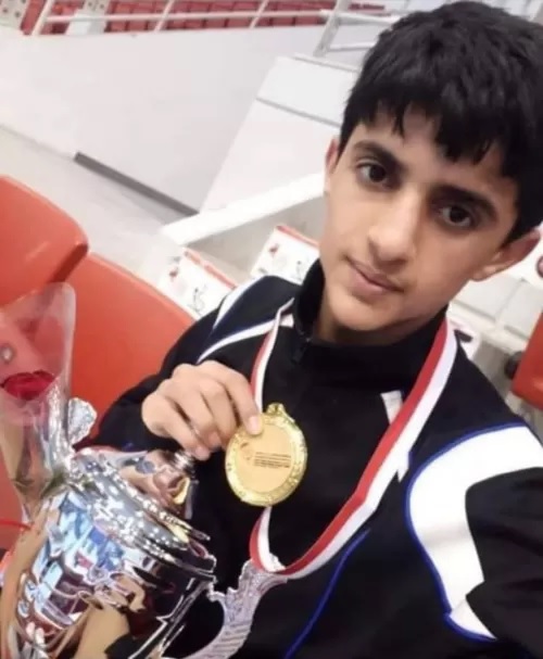 لاعب يمني متوج بذهبية يتعرض لموقف غير متوقع في مطار الدوحة