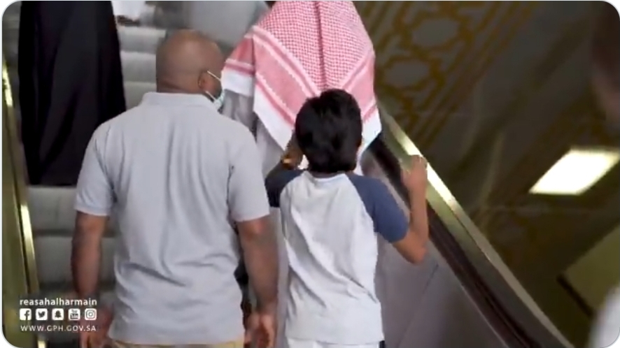 شاهد بالفيديو...الحرم المكي يبدأ استقبال المحصنين من الفئة العمرية 12 عامًا