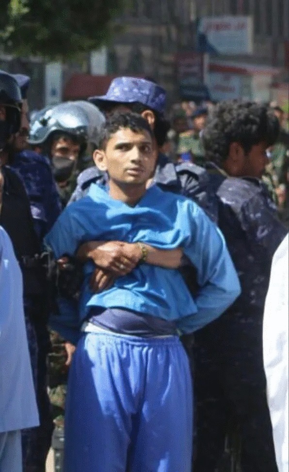 معلومات حصرية تكشف سبب ظهور طفل قاصر محمولاً من قبل أحد عناصر الحوثي قبيل إعدامه في صنعاء