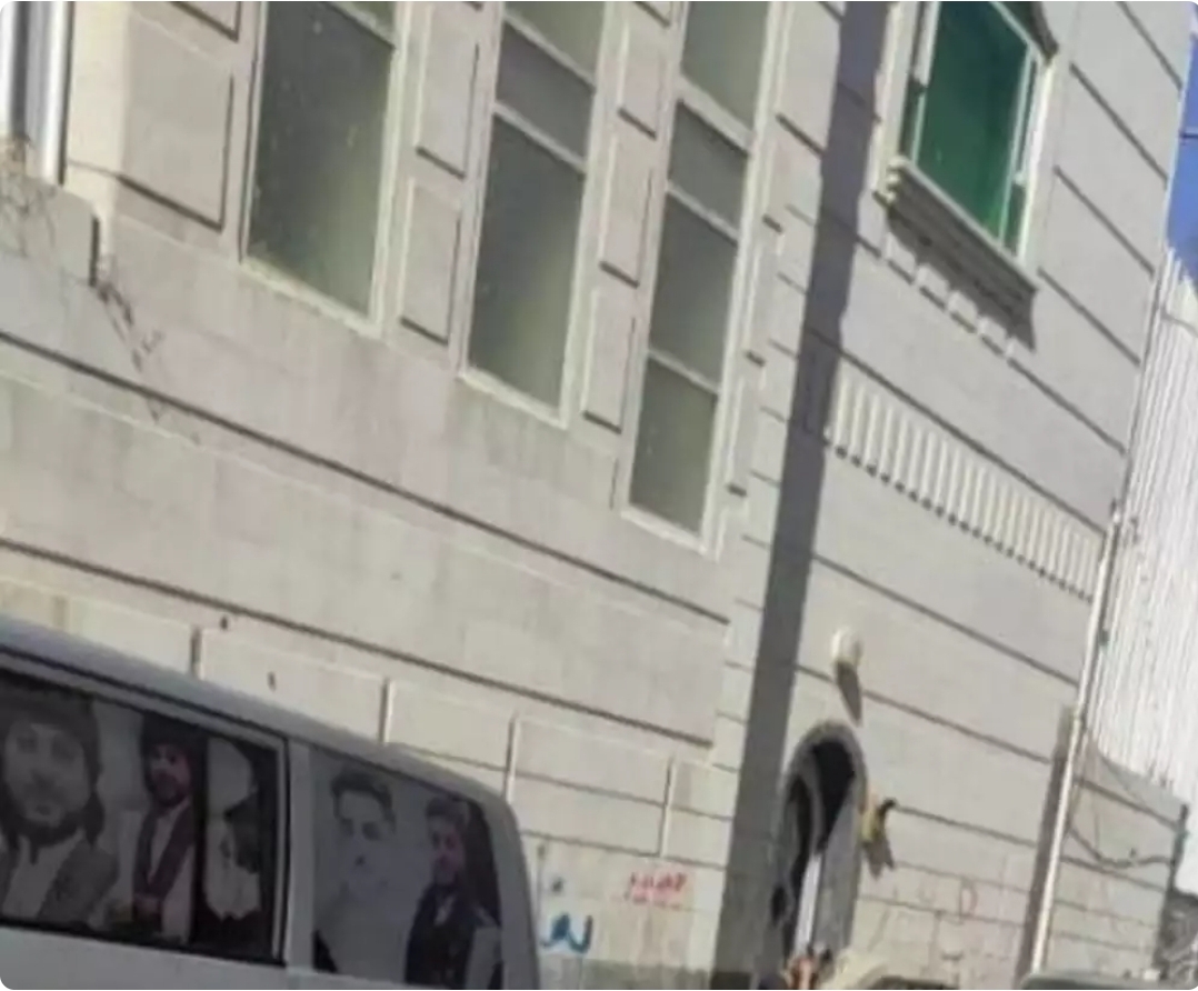 ادانات واسعة لاقتحام مليشيا الحوثي منزل والد وزير الاتصال "العوج"