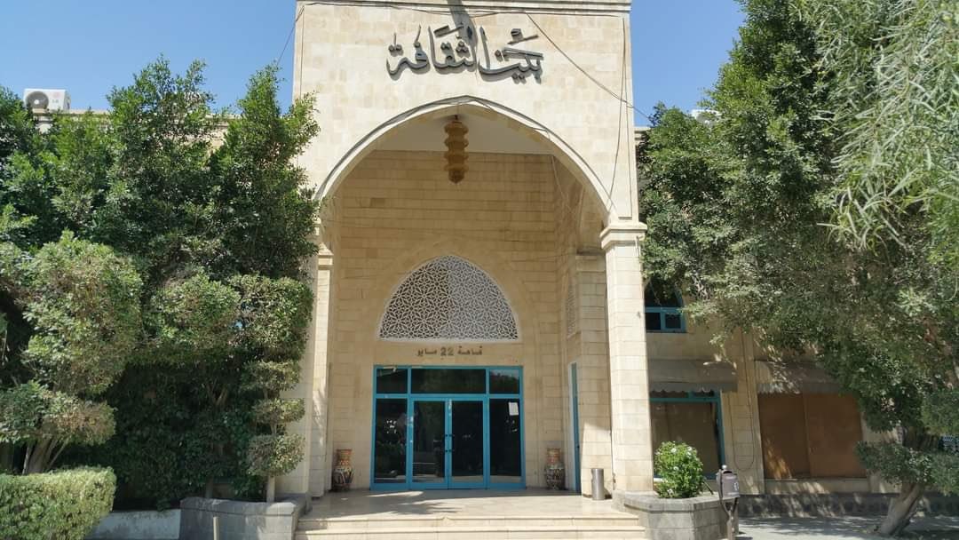 أول تعليق حكومي على تحويل ميليشيا الحوثي بيت الثقافة إلى معرض لبيع الملابس النسائية - (صور)