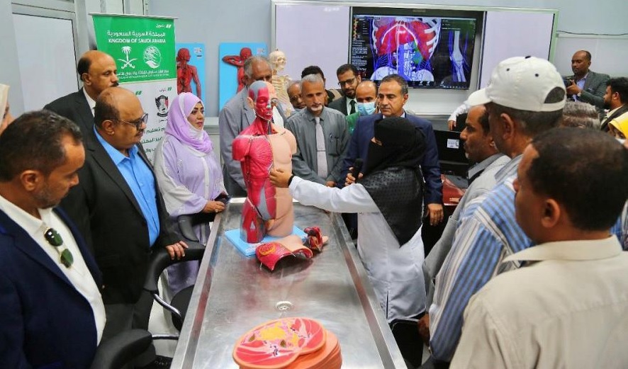 مركز سعودي يدشن المختبرات التعليمية في كلية الطب والعلوم الصحية بكلية الطب في عدن