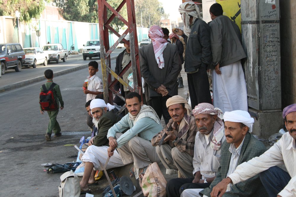 "البرّد القارس".. «عُمال اليومية» يعيشون وجع مضاعف على أرصفة شوارع صنعاء