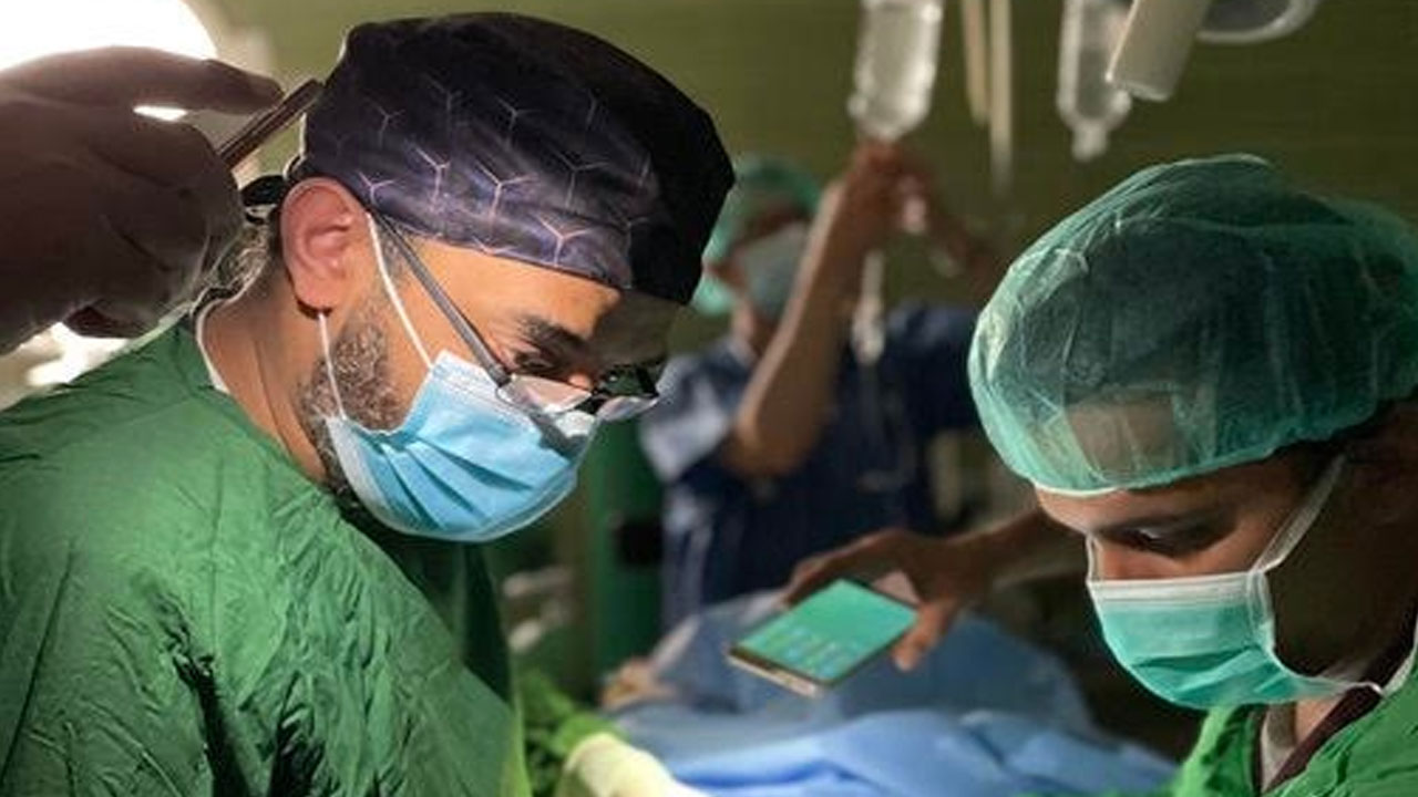 شاهد بالصور.. أطباء سعوديون يجرون عمليات جراحية في اليمن على ضوء الهواتف