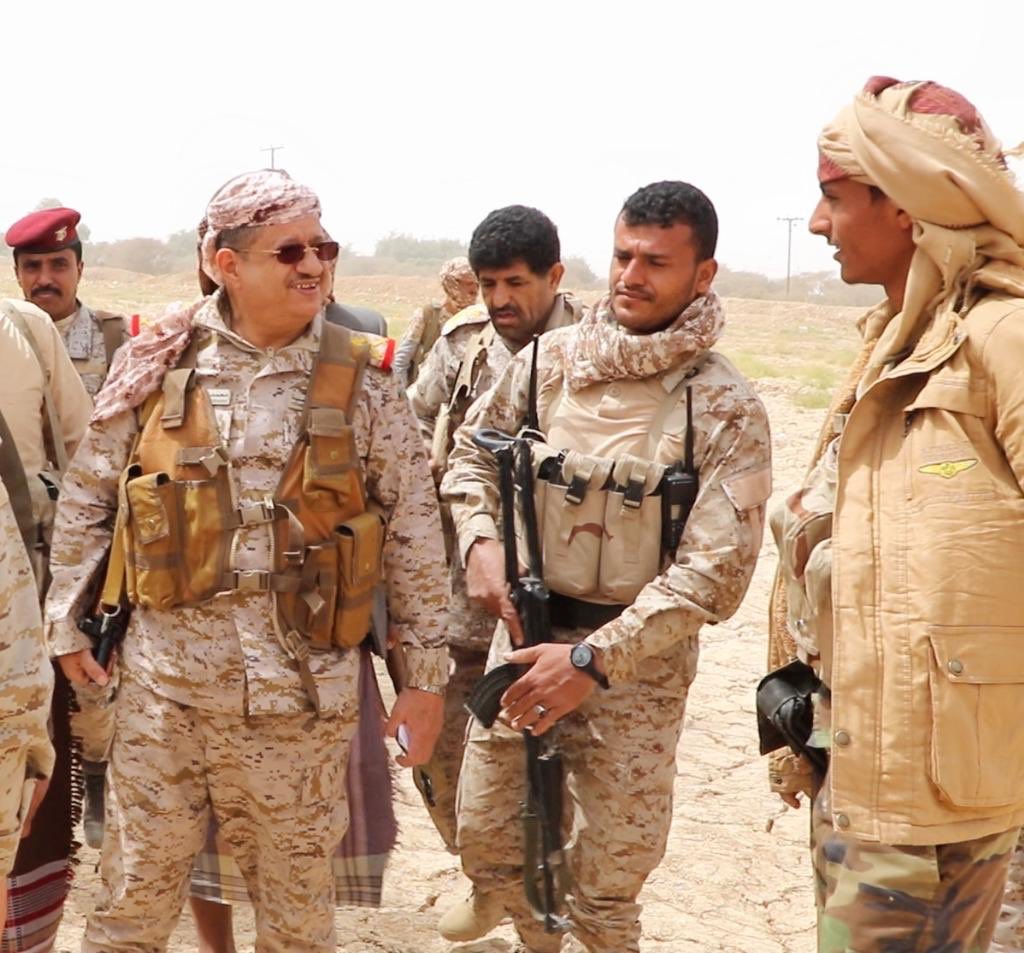 نجاة وزير الدفاع من محاولة اغتيال ومقتل عدد من مرافقيه في مارب