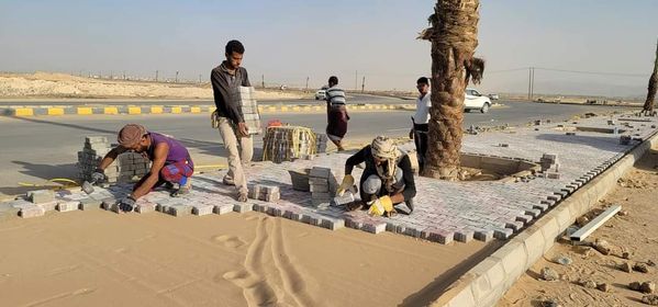 لا تأبه بالحرب.. مأرب تنشغل بتزيين شوارعها بينما المعارك تشتد على أطرافها 