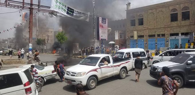 جنود يقطعون الطرق المؤدية إلى مقر محافظة تعز للمطالبة بالإفراج عن قتلة مرافقي المحافظ