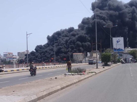 احتراق قاطرة مشتقات نفطية في عدن ... ولا ضحايا