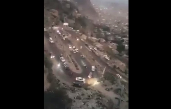 بالفيديو...سائقون ينجون من موت محقق إثر انهيار صخرة ضخمة في تعز