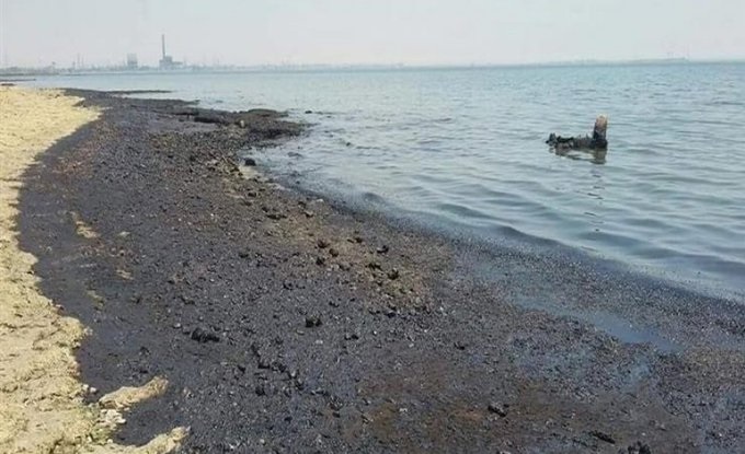 وزير النقل اليمني يوجه بسرعة معالجة أضرار غرق سفينة نفطية وهيئة تطالب بإعلان حالة الطوارئ (وثائق)