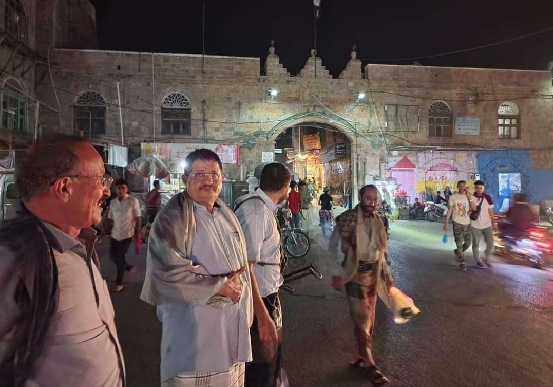 شاهد مالذي يفعله وزير الدفاع اليمني بهذا الزي ولأول مرة في محافظة تعز