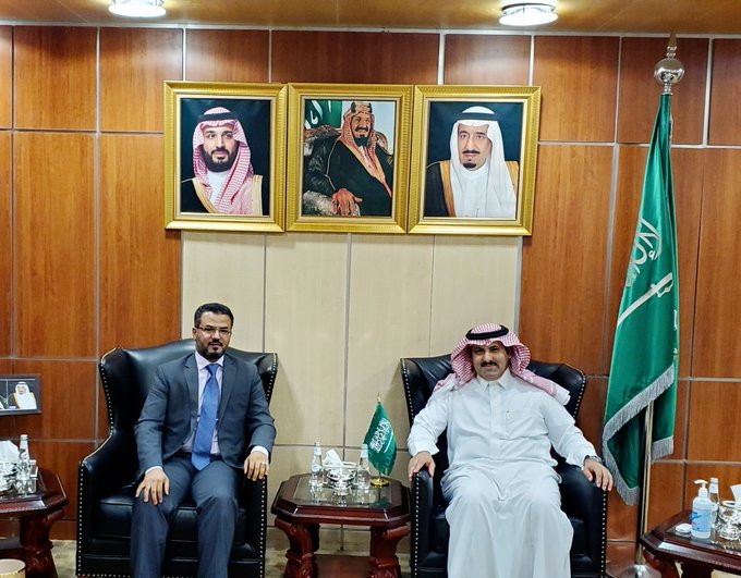 سياسي موالي لـ"الانتقالي" يكشف كواليس لقاء جمعه مع السفير السعودي لدى اليمن