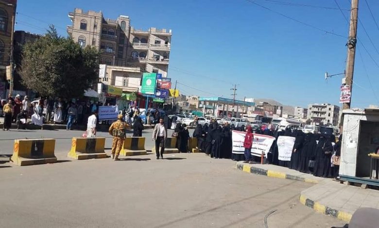 وسط صمت حوثي.. عودة تظاهرات مساهمي شركات الأسهم الوهمية في صنعاء