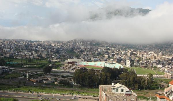 بعد الإعتداء علي مدير مكتب الأشغال ونائبه مليشيا الحوثي تسطو على اراضي الاستاد الرياضي بإب ويشرعون باستحداث بناء عليها 
