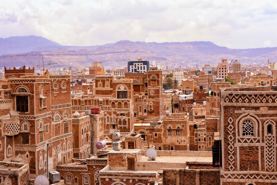 يمنيون ينفضون غبار الحرب عن بلدهم