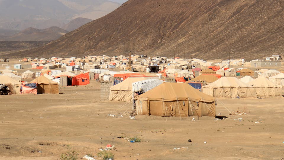 مليشيات الحوثي تقتحم مخيما للنازحين في صرواح وتمنع الأسر من المغادرة الا بشرط (صور)