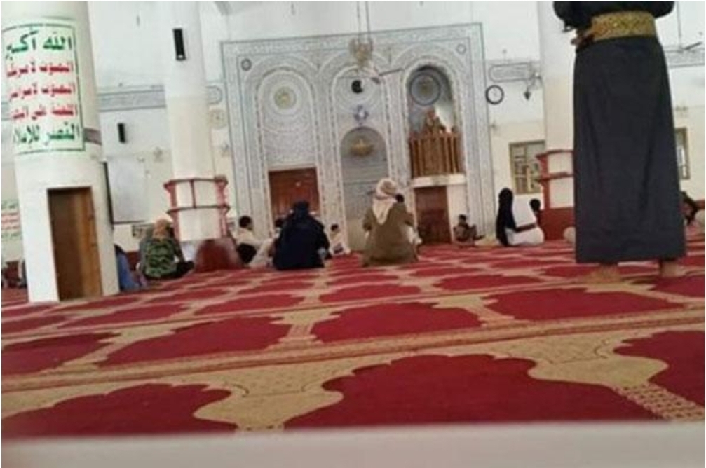 في ظاهرة لم يسبق لها.. مليشيا الحوثي تغلق على المصليين داخل المساجد وتجبرهم على هذا الشيء