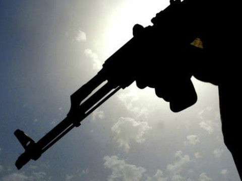 أب يقتل ”أبنه الصغير” في ”عرس” بطلقة نارية على مرأى الجميع.. بسبب القات! (صورة)