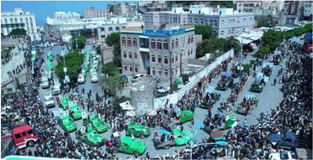 شاهد .. الحوثي يدفن جثامين 33 قيادياً و6 عناصر أغلبهم قتلو بغارة في جبهة الكسارة  (أسماء)