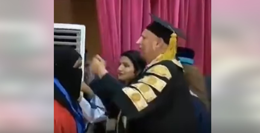 شاهد بالفيديو.. طالبة يمنية متميزة تذهل مدرسيها وزملائها وتكرم بـ18 ميدالية ذهبية