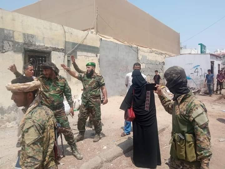 واقعة غريبة في عدن.. مالك محل صرافة يشتري صفاً دراسياً من معلم! 